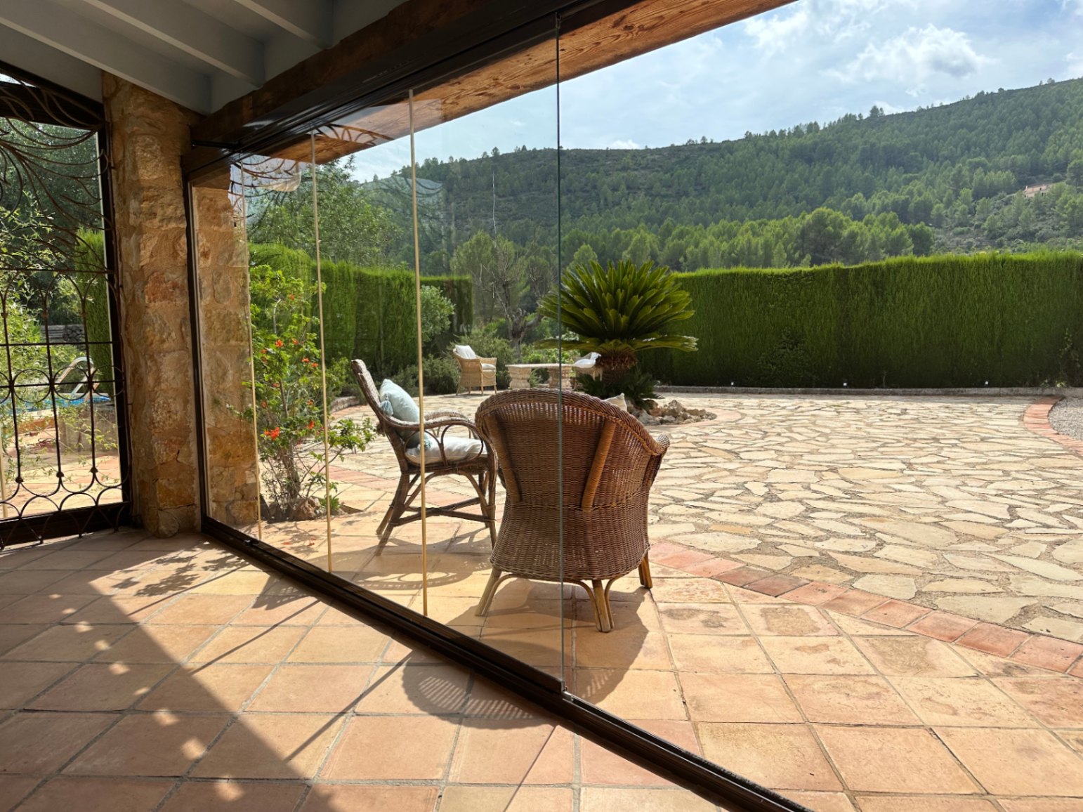 EXCLUSIVEThis beautiful traditional finca is located in the Jalon area and features