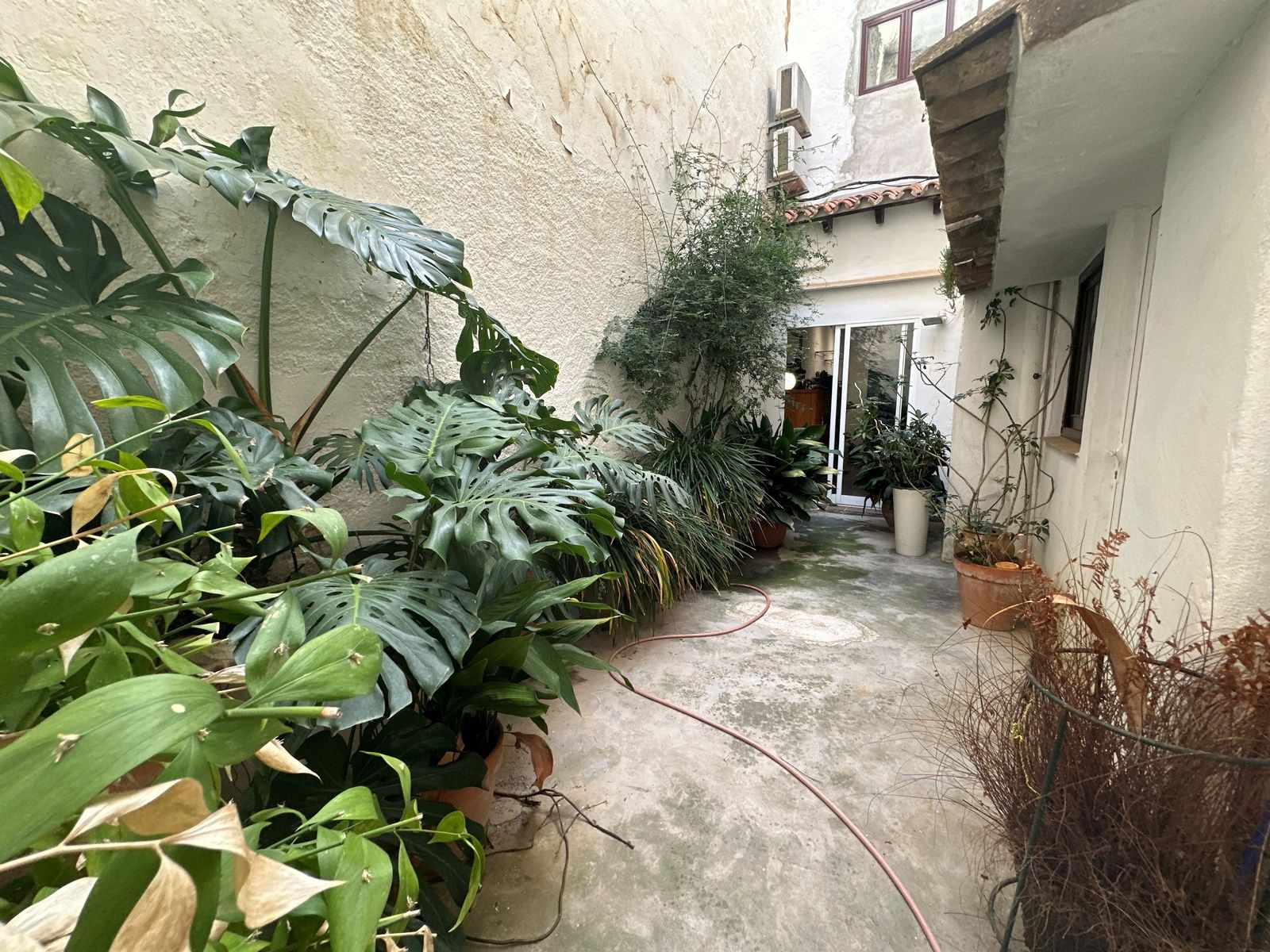 Townhouse with commercial space for sale in Benissa town