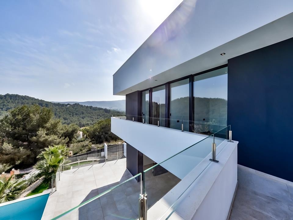 The property offers an open view of the green hills up to the sea. On a clear day