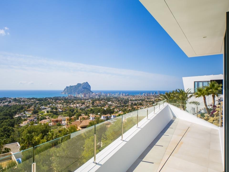 New modern villa with panoramic views to the Mediterranean Sea. With 560m² build,