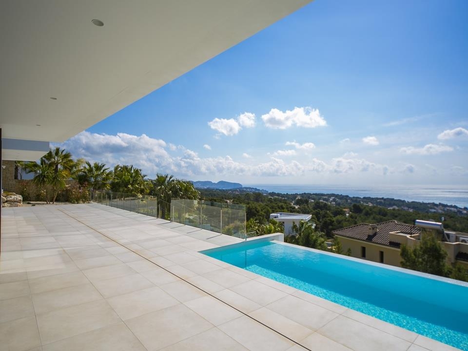 New modern villa with panoramic views to the Mediterranean Sea. With 560m² build,