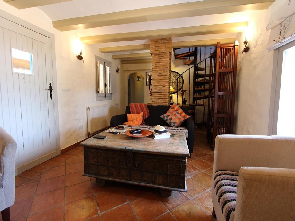 EXCLUSIVEThis beautiful traditional finca is located in the Jalon area and features