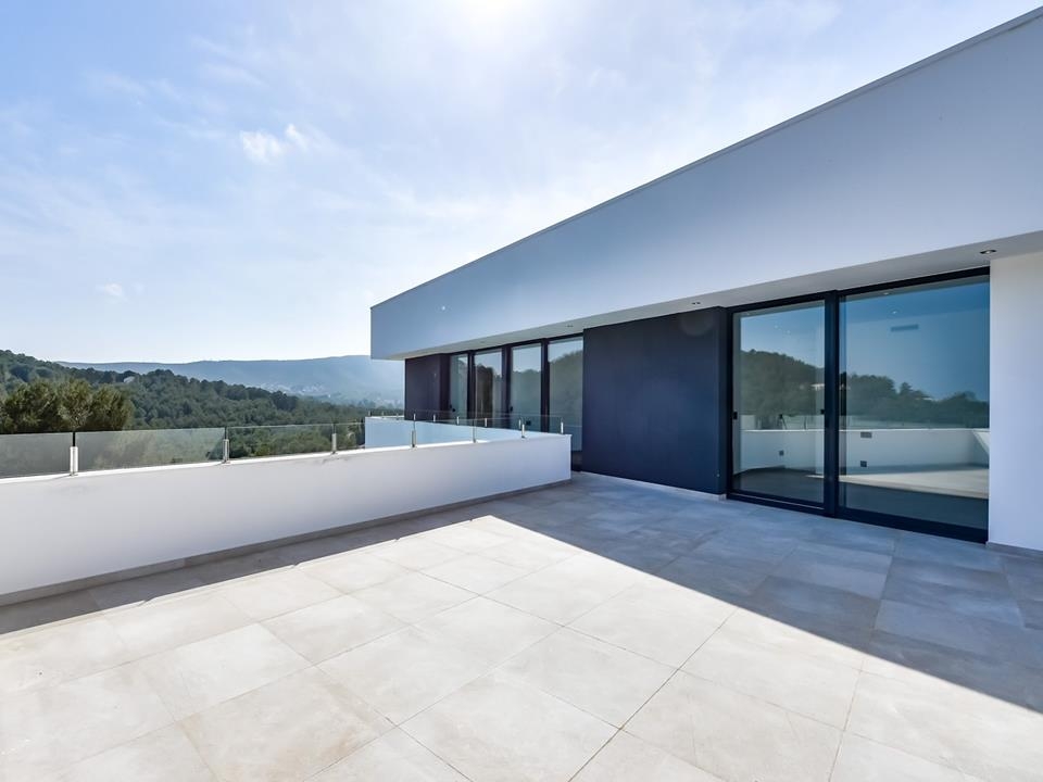 The property offers an open view of the green hills up to the sea. On a clear day