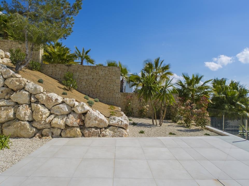 New modern villa with panoramic views to the Mediterranean Sea. With 560m² build,